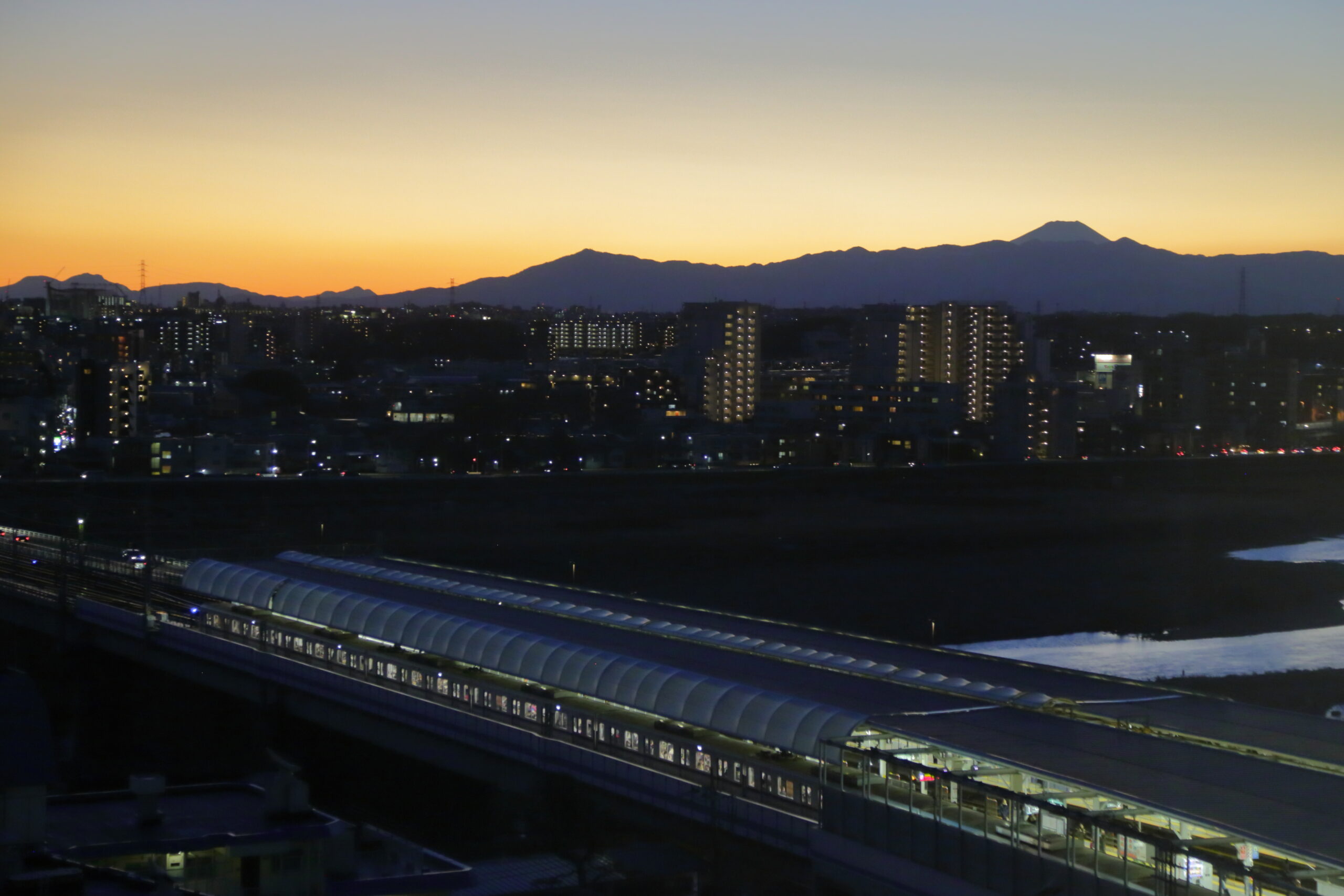 2016年1月撮影の二子玉川駅と富士山。映画祭の会場周辺を示す参考写真